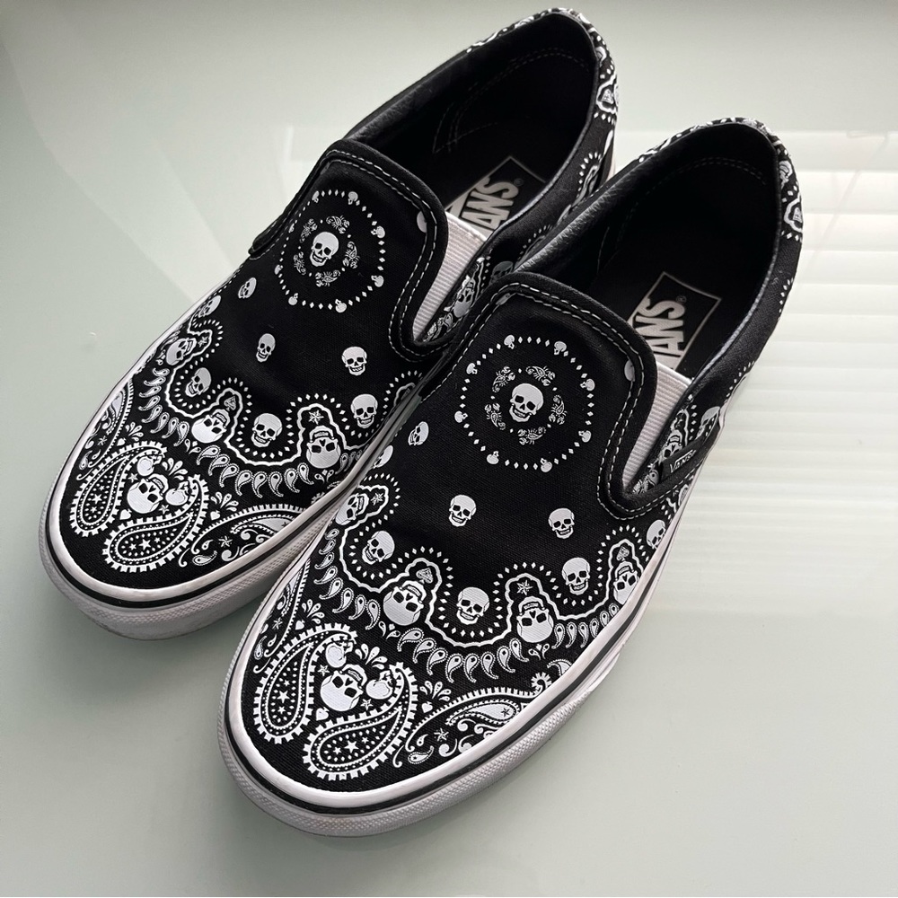 Unisex Skull Bandana Slip On Vans Sz. W10 M8.5